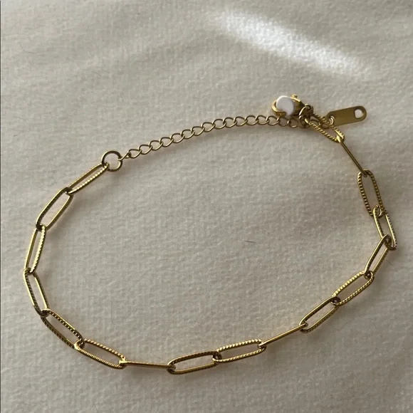 Elegant fashionGold Chain Paperclip Bracelet NWOT - Picture 2 of 2